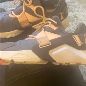 Woman’s huarache size 8.5